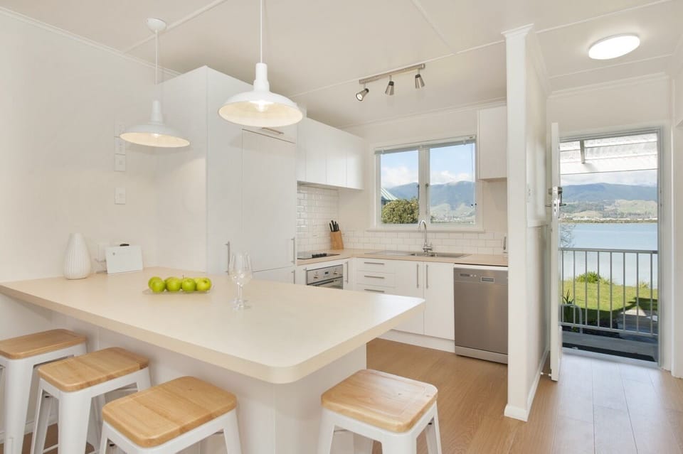 Fully equipped kitchen with dishwasher & views!
