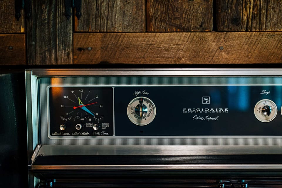 You'll love this old school Frigidaire oven