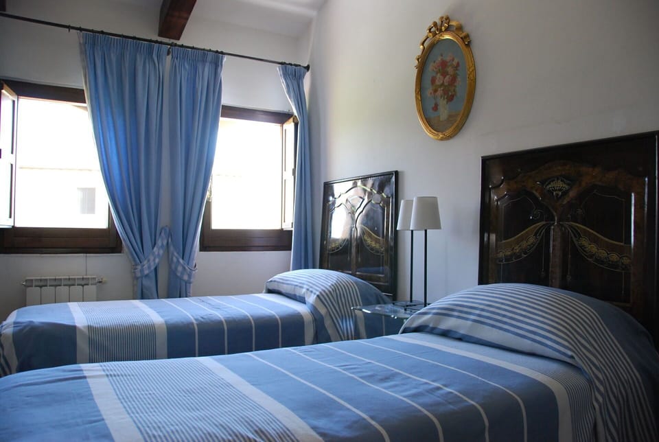 agriturismo-cabbiavoli-chianti-multiproperty-fienile-giallo-albicocco-bedroom