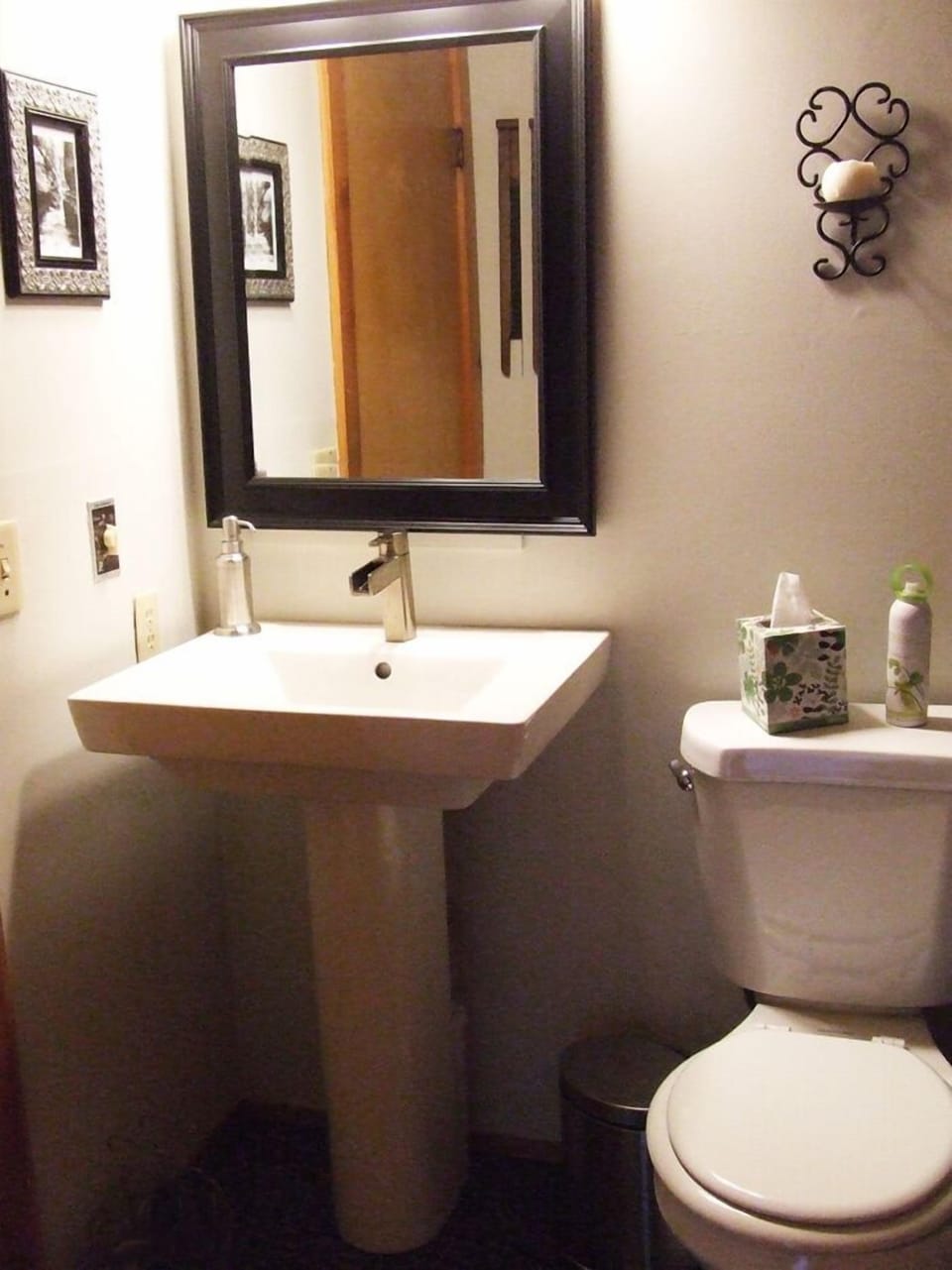 Downstairs full bath - attached to queen bedroom