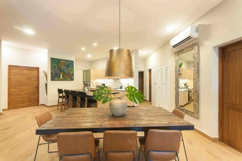 Open concept & bright