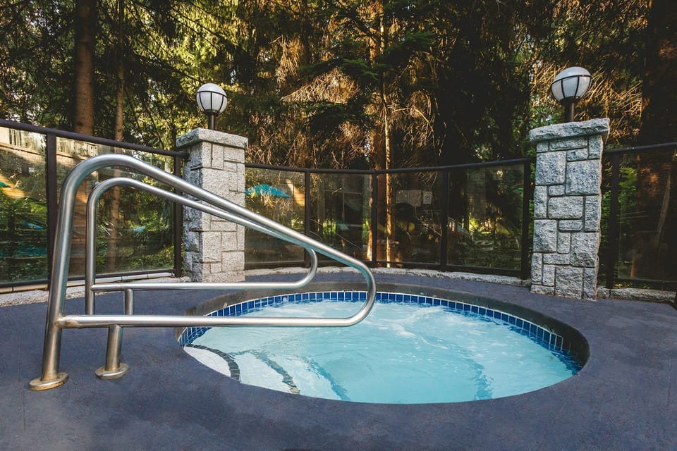 Enjoy the splendid hot tub.