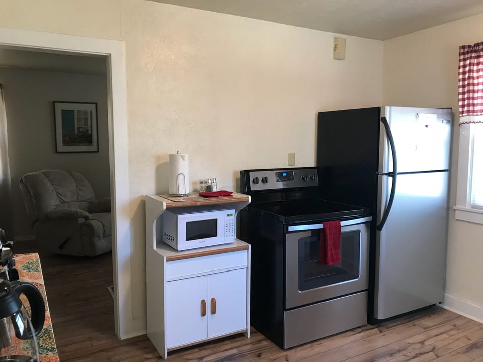 Refrigerator/ freezer, oven, and microwave