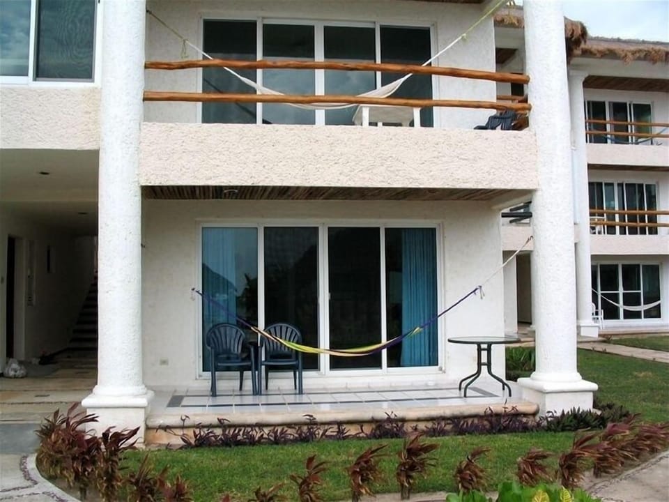 Private groundfloor patio with hammock and outdoor dining area