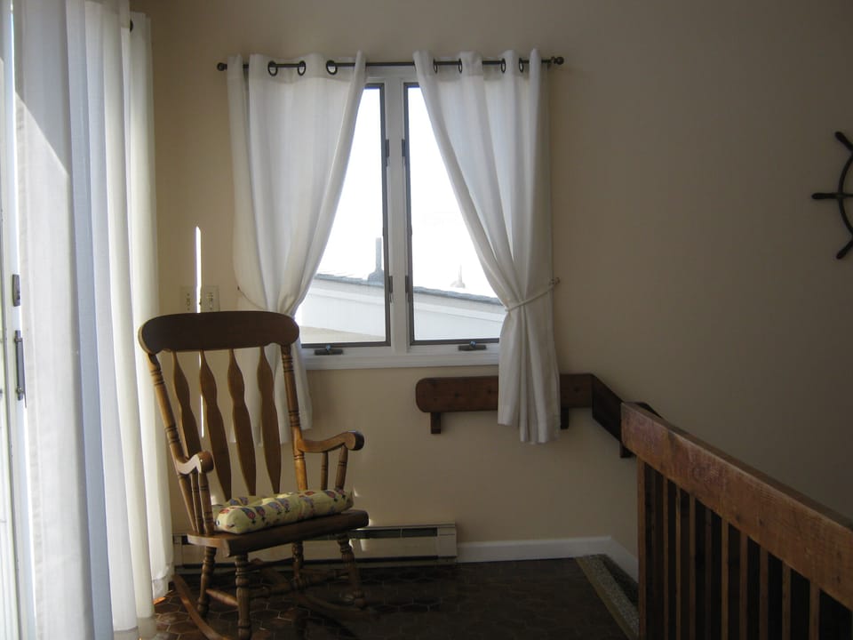 Upst Sitting Area