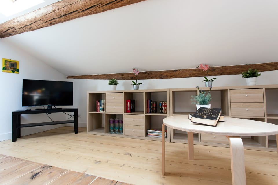 Lounge with TV and internet