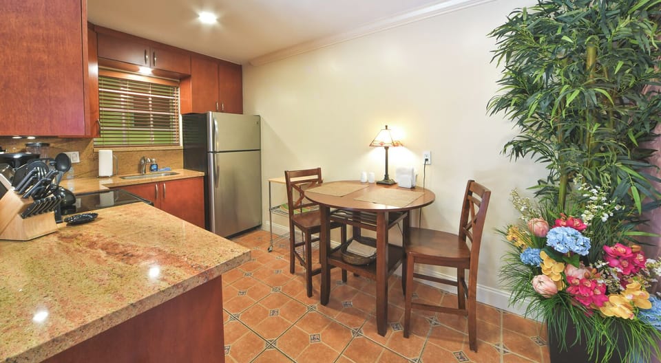 Kitchen with Dining Table
