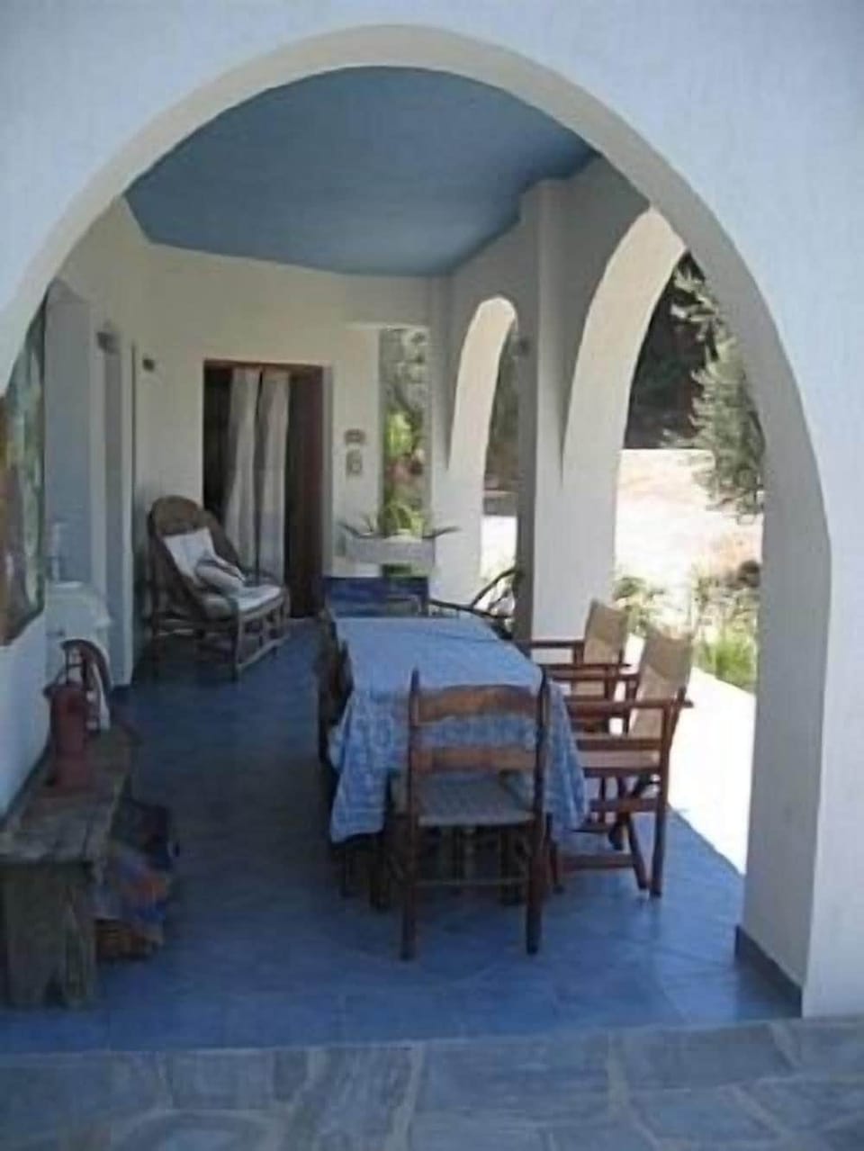Front Veranda W/Dining table