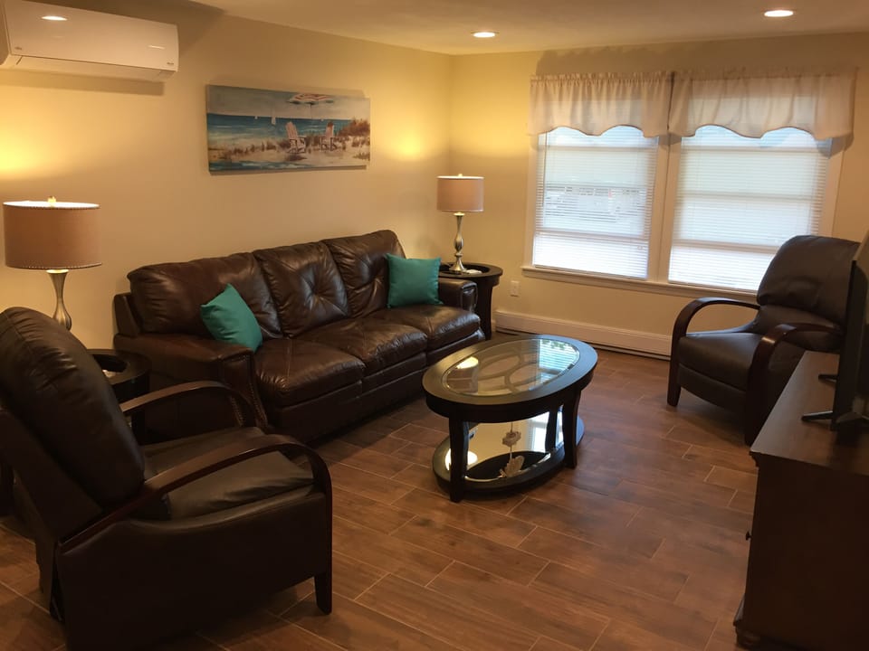 Large living room with flat screen tv, cable and wifi