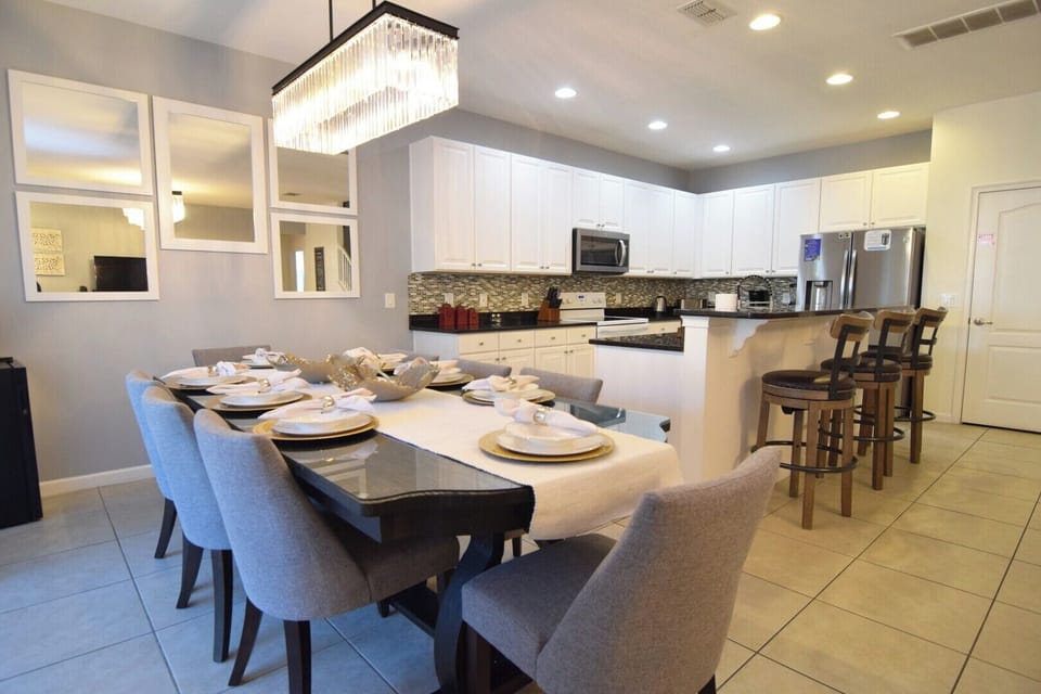 Formal dining area to seat 8