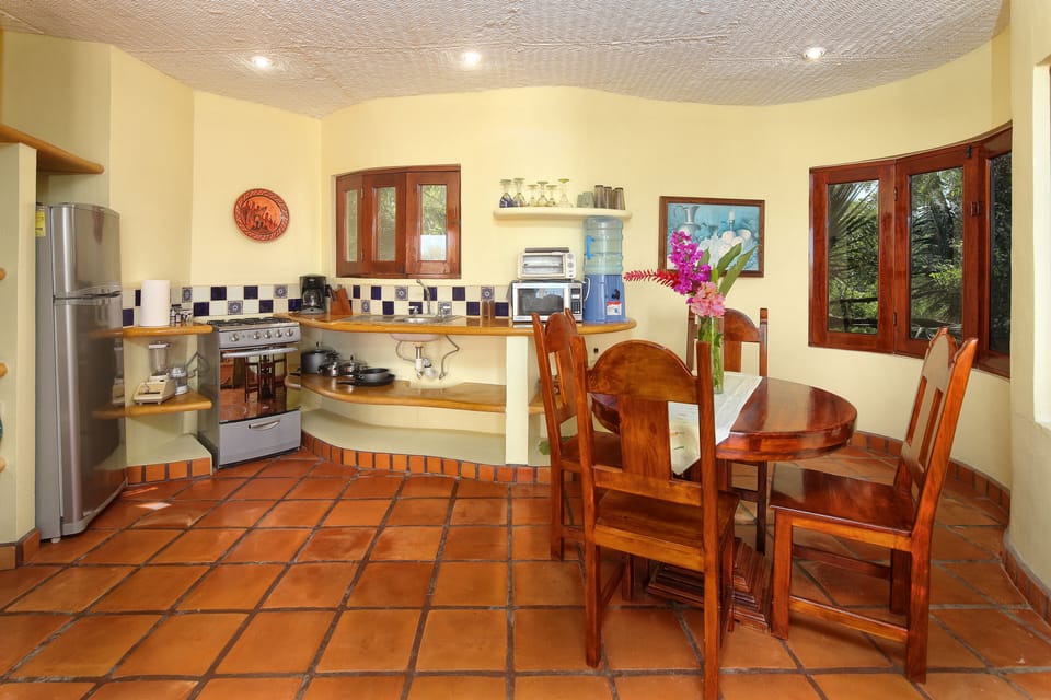 full kitchen, fully equipped, jungle views