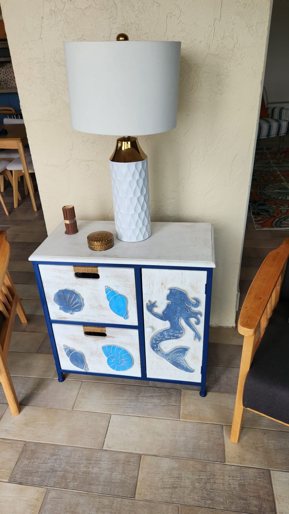 East lanai with seating