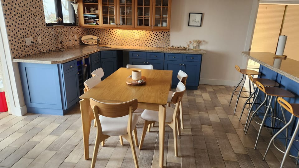 Dining area, kitchen island