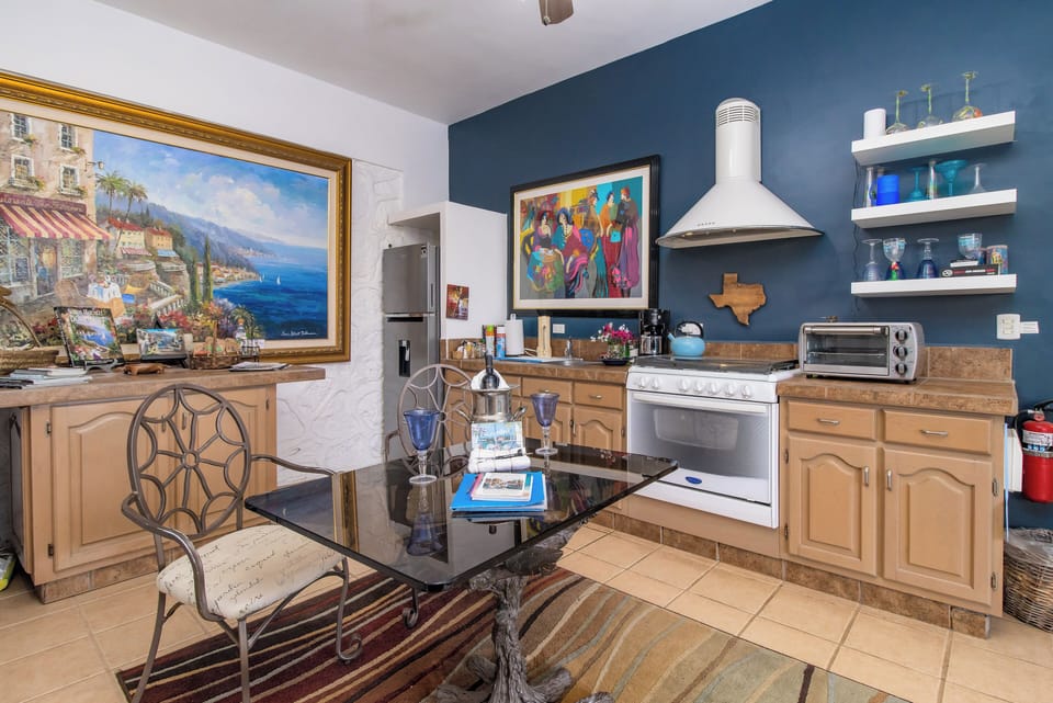 Complete kitchen to prepare those special meals with your special person! 