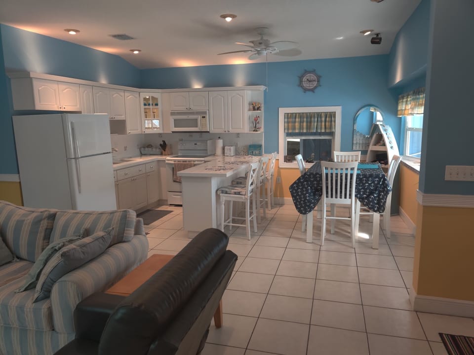 KITCHEN

