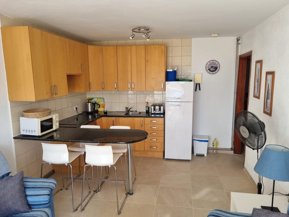 Kitchen and breakfast bar
