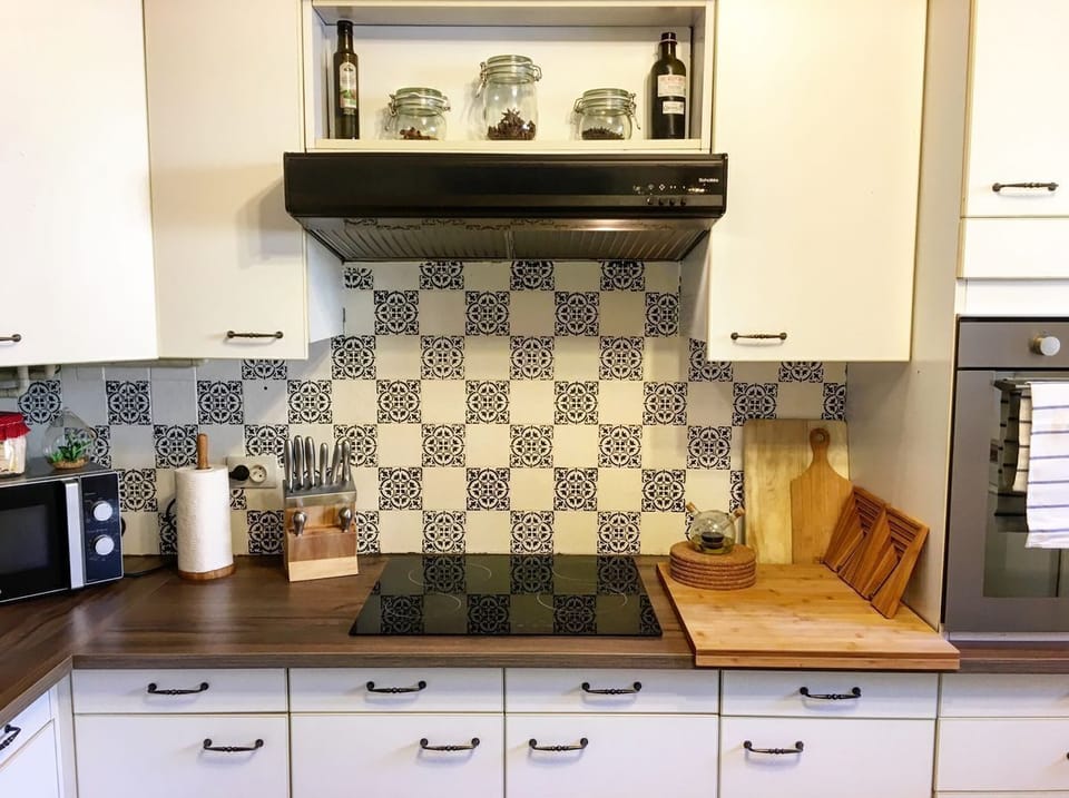 Fully equipped kitchen with vitro-ceramic hob.