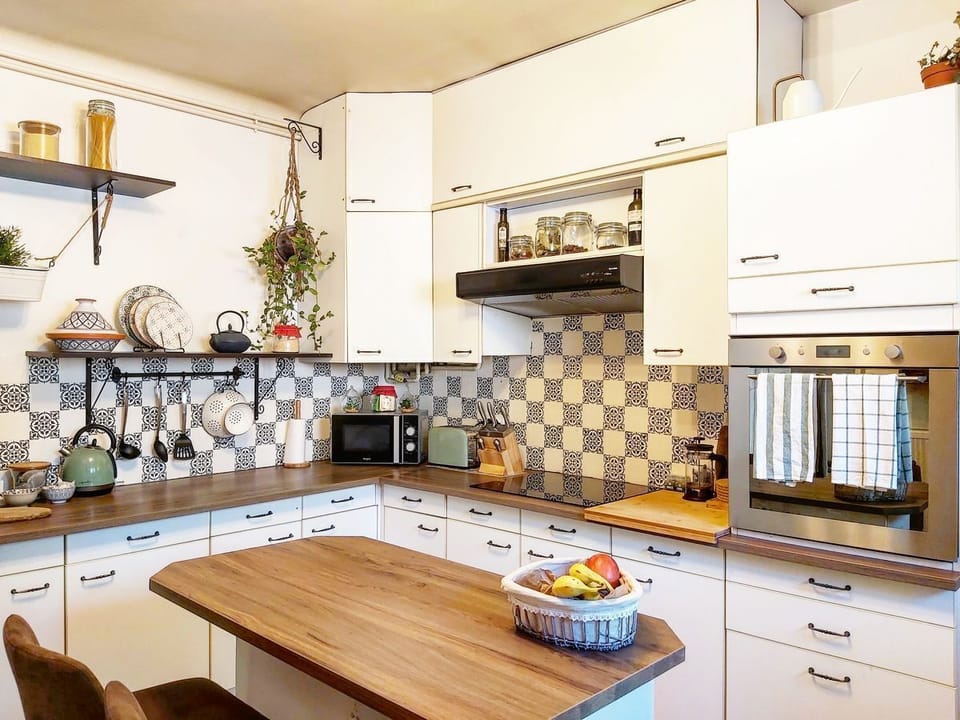 Fully-equipped kitchen, recently renovated. 