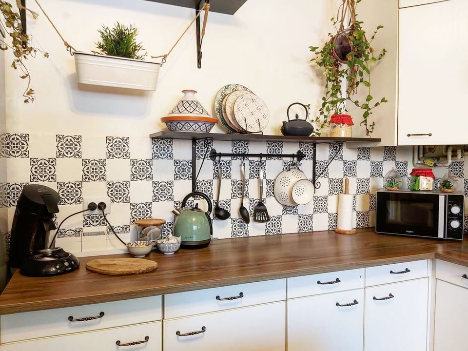 Fully equipped kitchen with Senseo coffee machine and kettle.