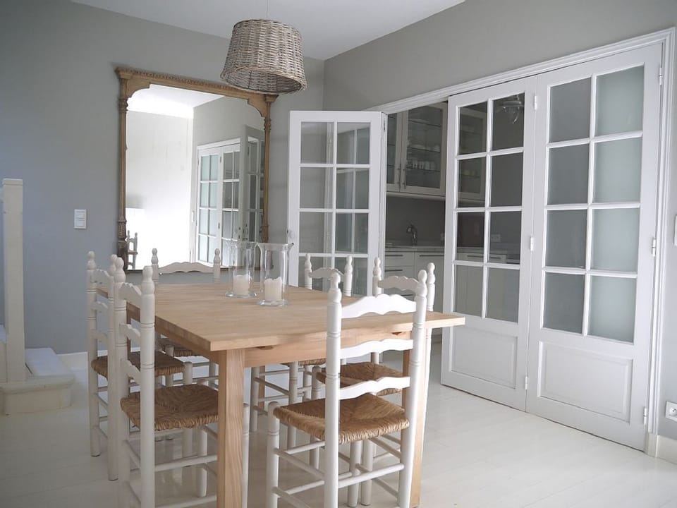 Dining room opening onto the fully equipped kitchen
