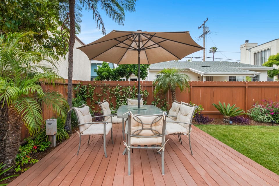 Outdoor dining for 6 people.