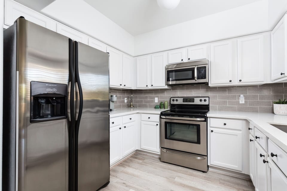 Gorgeous fully stocked kitchen