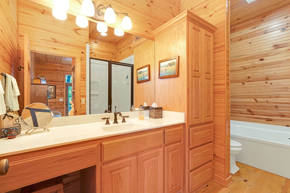 KING room vanity area
