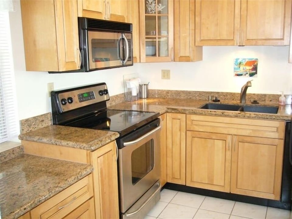 MODERN KITCHEN WITH STAINLESS APPLIANCES, GRANITE COUNTERS, LATEST COOKWARE