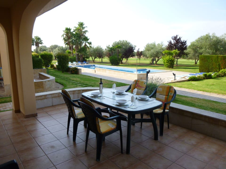 Al-fresco dining, overlooking the pool and gardens