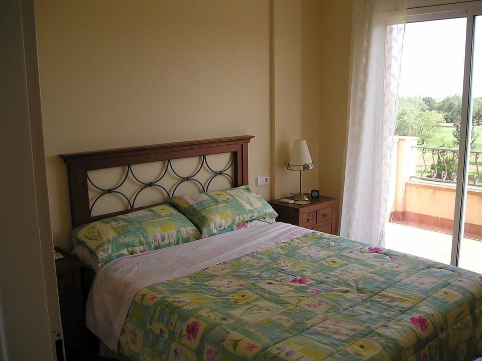 Main bedroom - kingsize bed