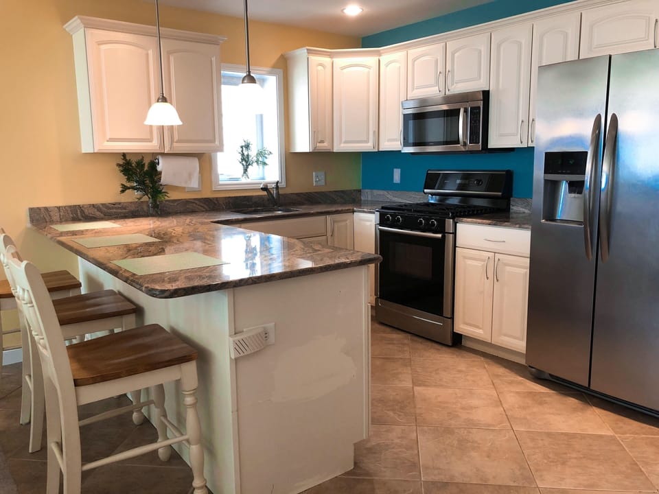 Kitchen and breakfast bar