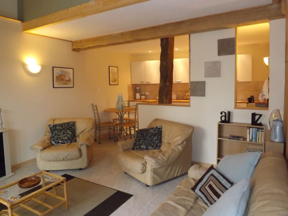 View through to kitchen
