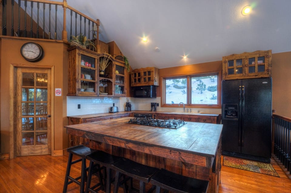 Kitchen with large island