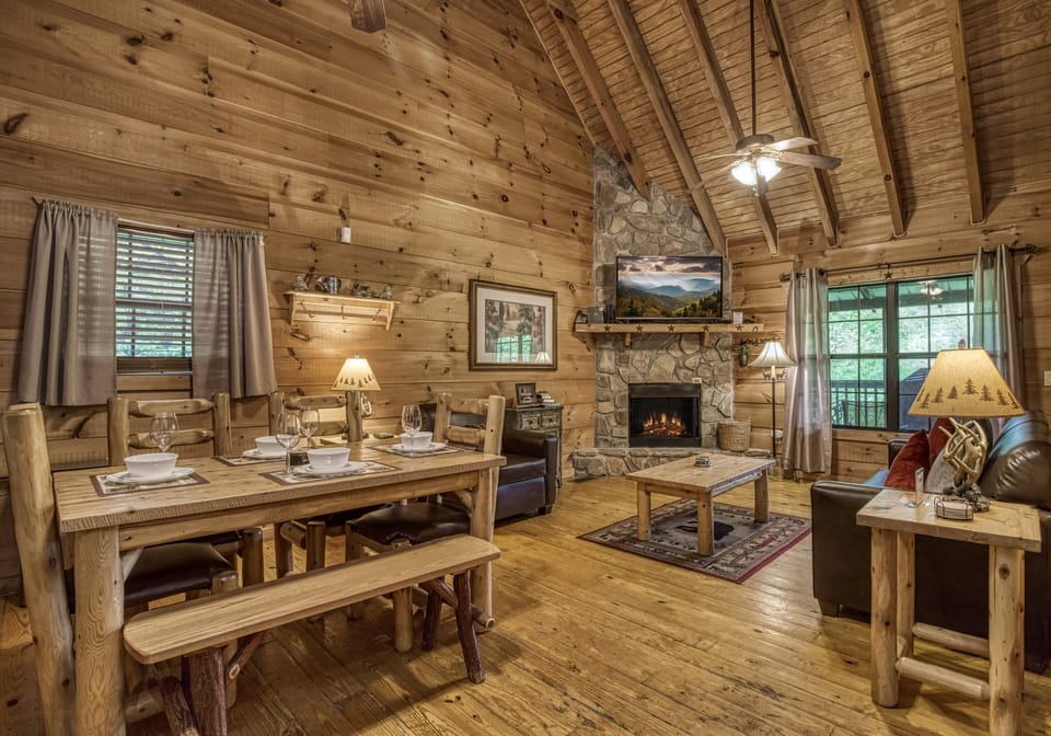 Gatlinburg Cabin - Beary Beary Special - Dining table and living room