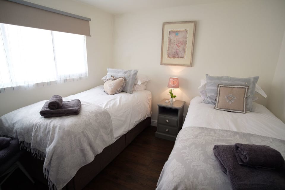 Bedroom 4 with two single beds 