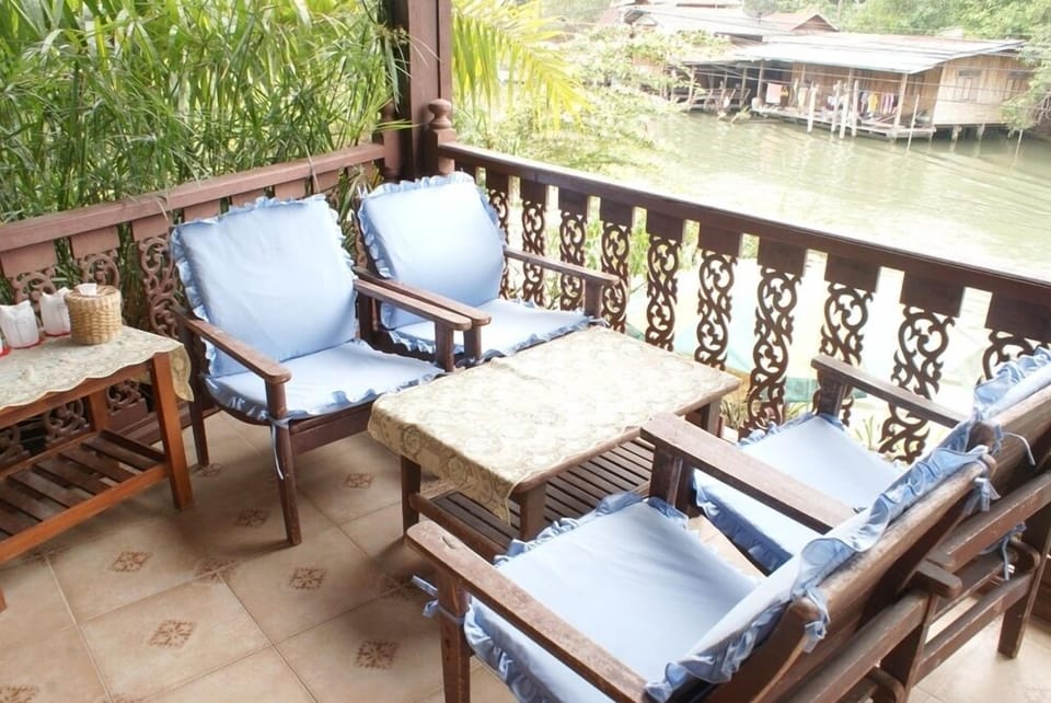 Family ROOM Riverside Homestay in Ampawa