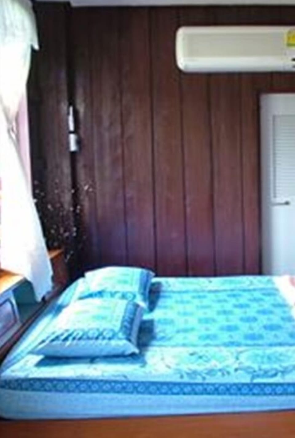 Family ROOM Riverside Homestay in Ampawa