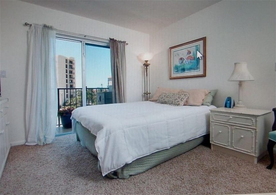 Guest suite with new Queen bed 2020. New carpet 2021.