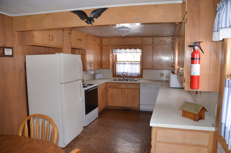 Kitchen with second table