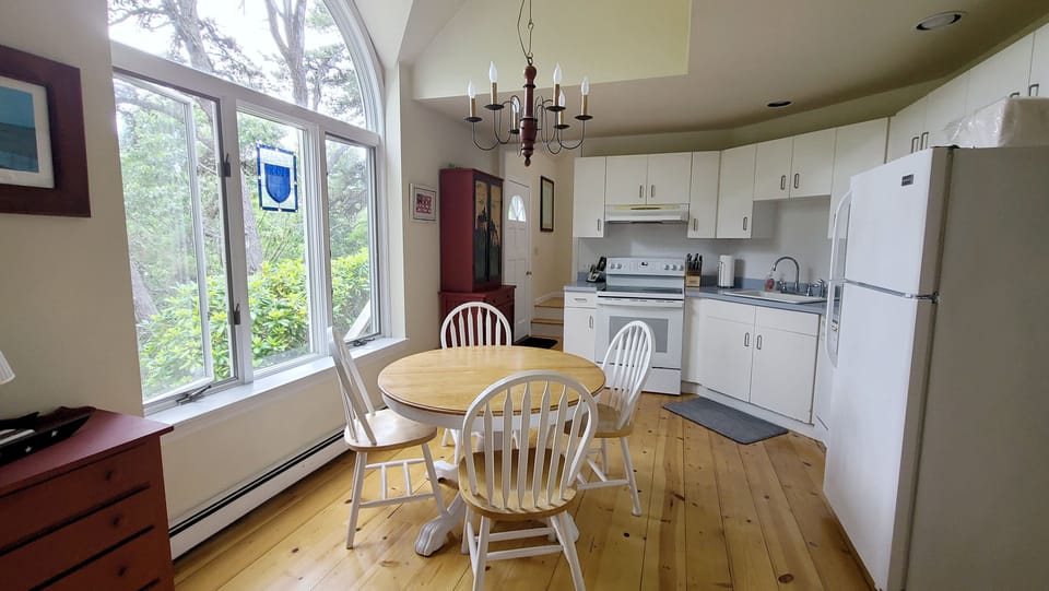 Nicely equipped eat-in kitchen