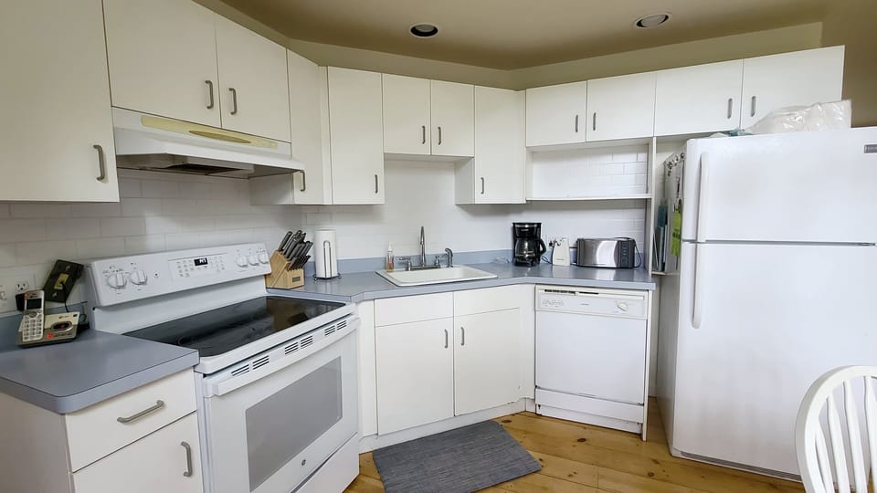 Nicely equipped eat-in kitchen