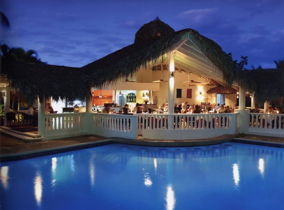 there are 7-themed restaurants on the resort