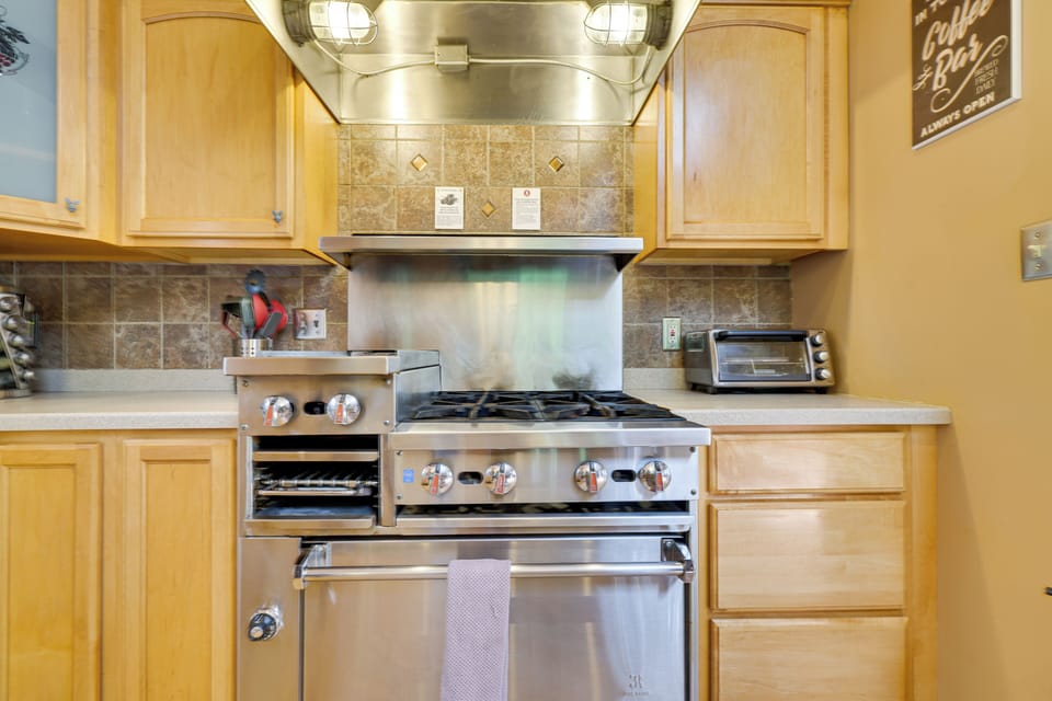 Fully stocked chef’s kitchen: pro stove, griddle, broiler, oven & dining island.
