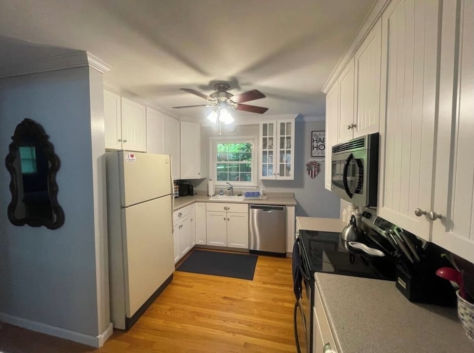 The fully equipped kitchen has everything you’d need for your stay. 