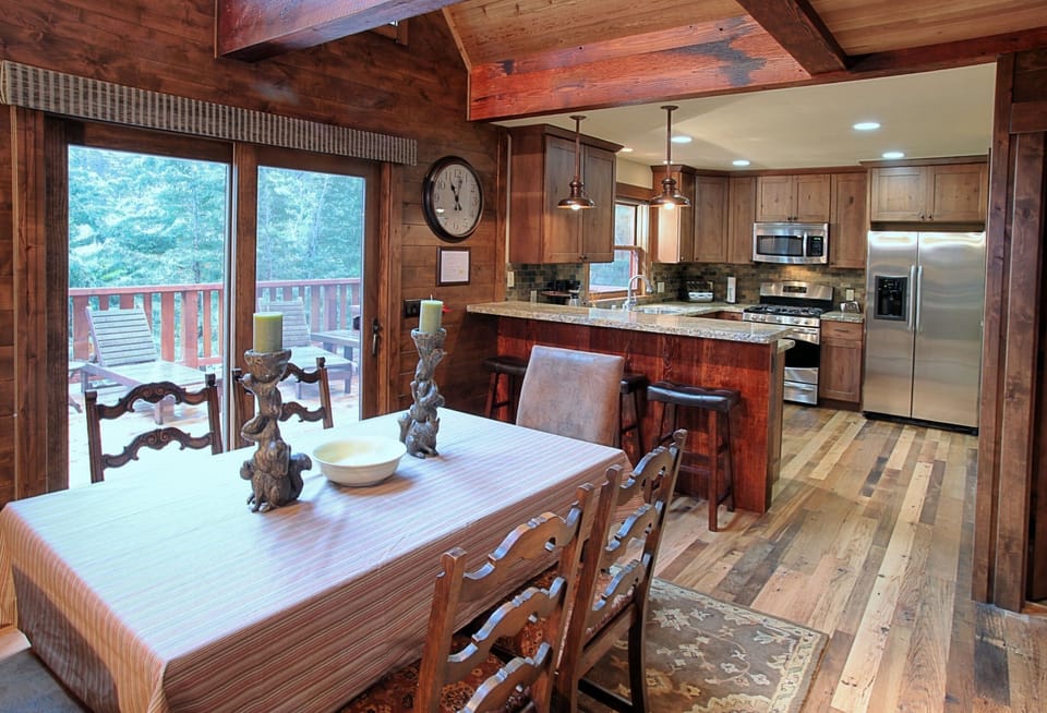 Dining area with seating for 6