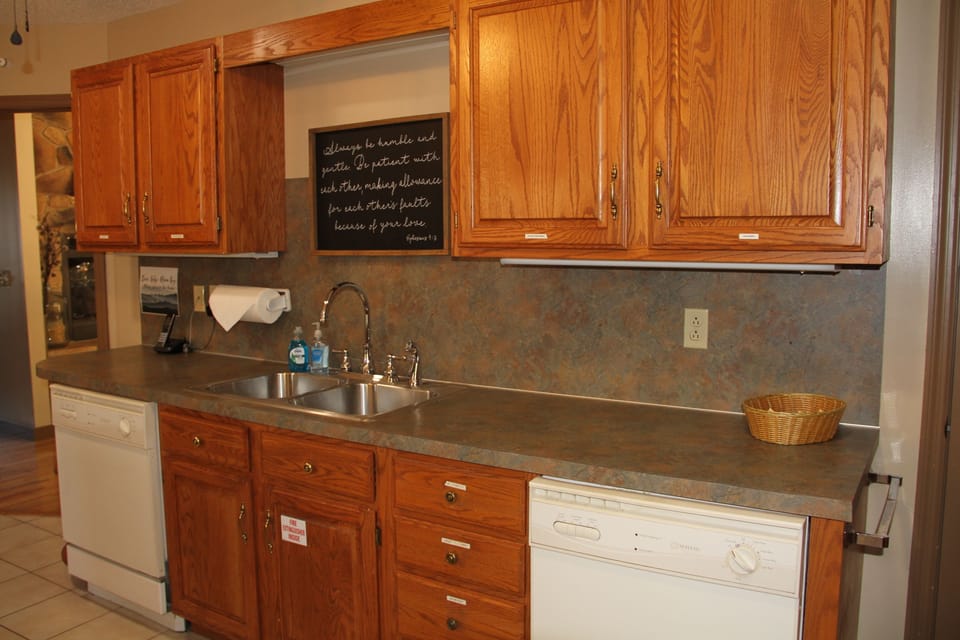 2 sinks, 2 dishwashers, and 1 handwashing sink makes for easy clean up!  