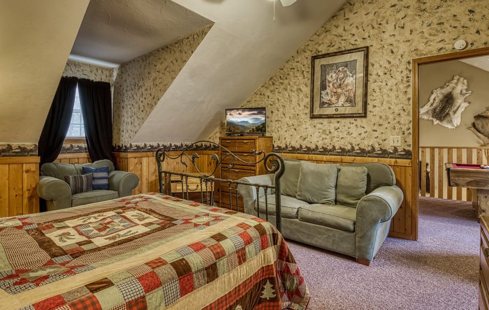 Cabin with a Hot Tub in Gatlinburg "Dances With Wolves" - Upper level bedroom