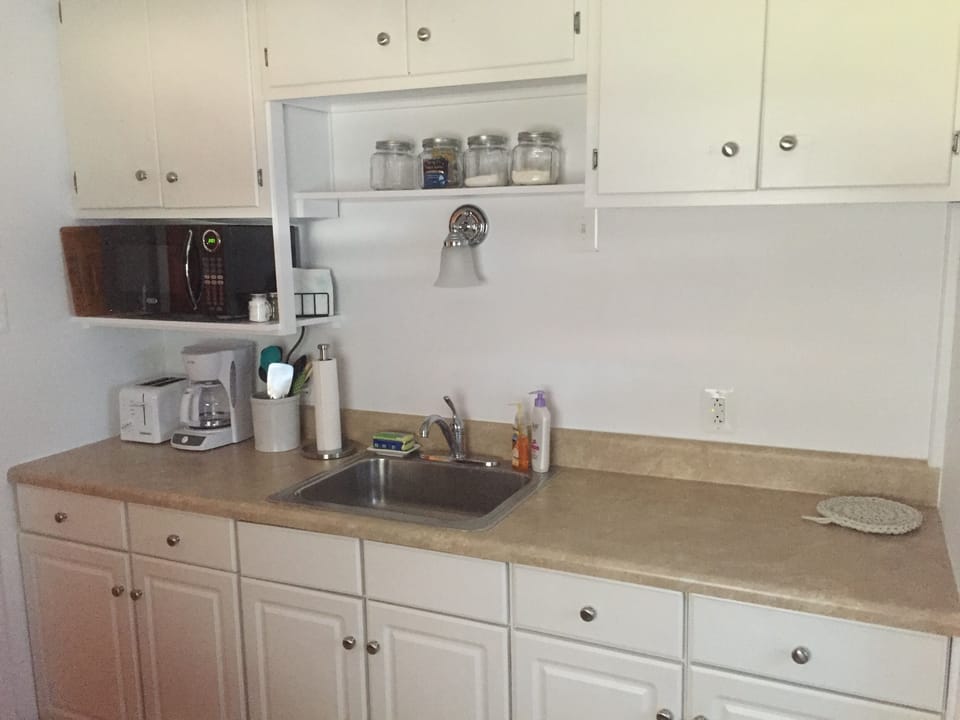 You will find all of the basics in this well equipped kitchen!