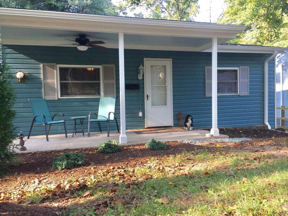 Knotty Pine, A quiet city cottage.