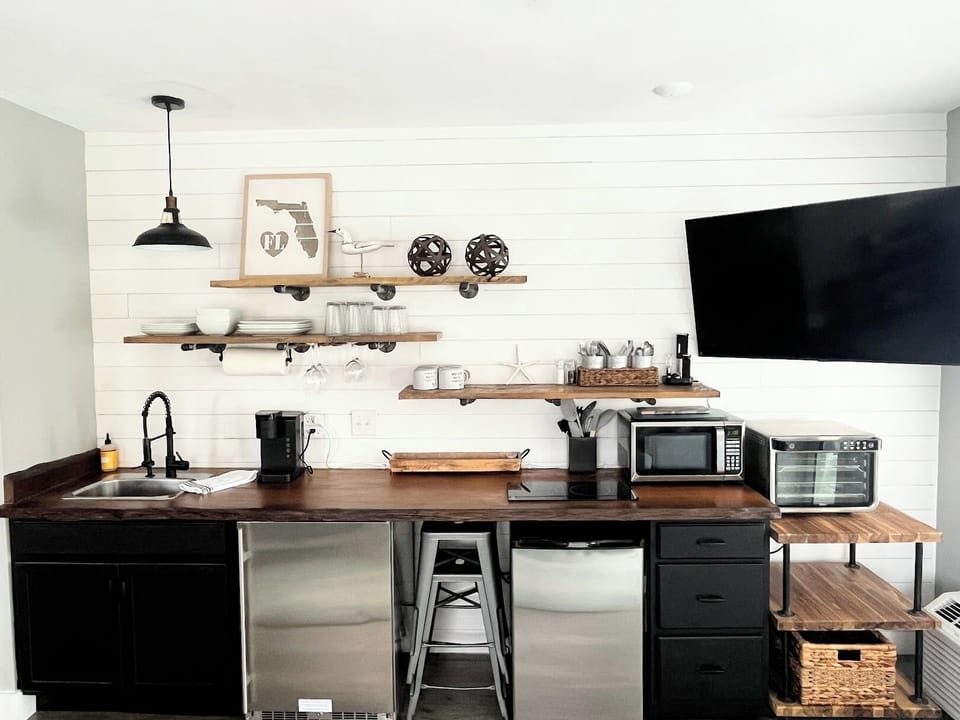 Kitchenette. 